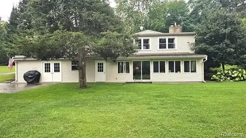 10040 Stinchfield Woods Road, Pinckney, MI 48169