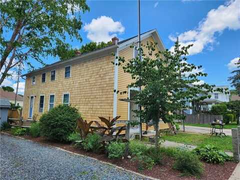 17 Pine Street, South Kingstown, RI 02879