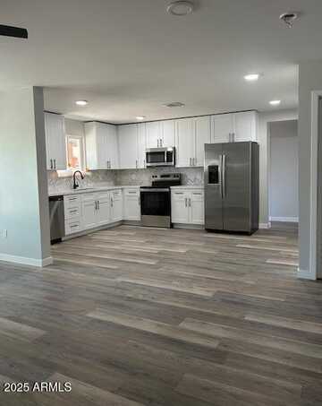 3915 E EARLL Drive, Phoenix, AZ 85018