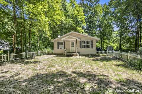 898 S Woodside Drive, White Cloud, MI 49349