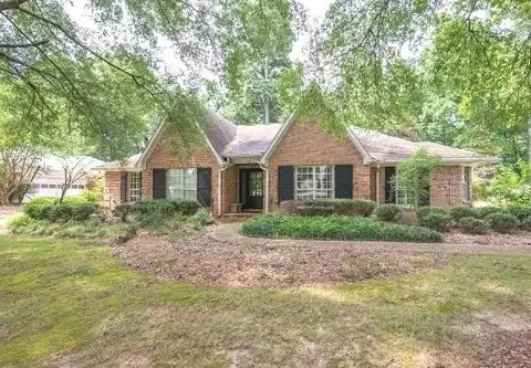 102 Little John Ln, Starkville, MS 39759