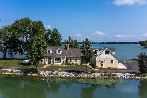 1228 W Wisconsin Ave, Oconomowoc, WI 53066