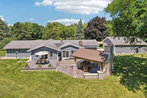 1402 Parry Ln, Hartland, WI 53029