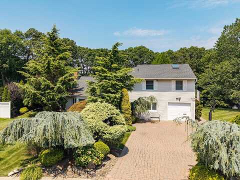 6 Vegas Court, Plainview, NY 11803