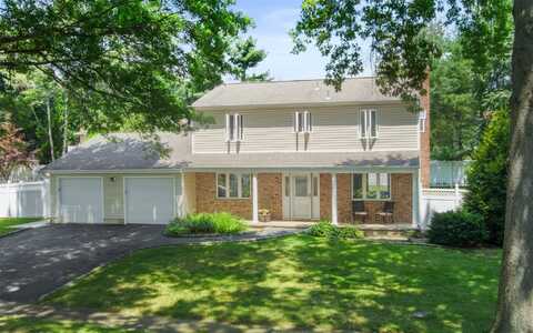 19 Foothill Lane, Dix Hills, NY 11746
