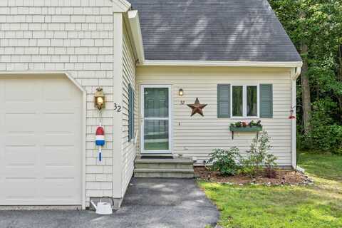 32 Chickadee Lane, Kennebunk, ME 04043