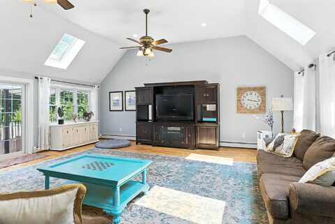 207 Oak Ridge Rd, Plaistow, NH 03865
