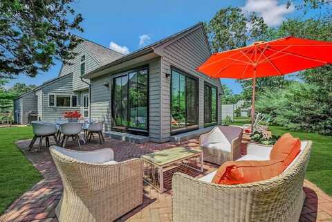 64 Huckleberry Lane, East Hampton, NY 11937