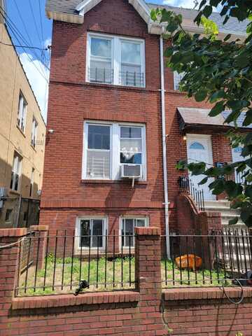 941 E 214 St., Bronx, NY 10469