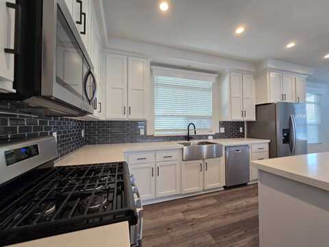 21500 Lassen St, Chatsworth, CA 91311