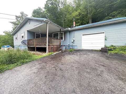 145 Chestnut Street, Oceana, WV 24870