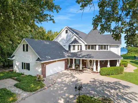 2710 SHOREWOOD Drive, OSHKOSH, WI 54901