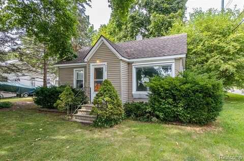 6400 Elmwood Drive, Waterford, MI 48329