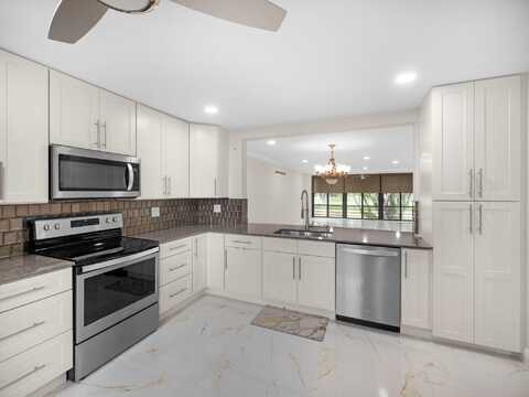 5547 Fairway Park Drive, Boynton Beach, FL 33437