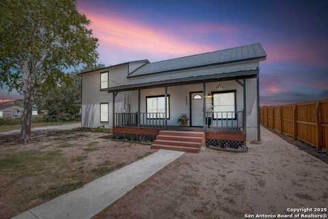 525 Rossville, Devine, TX 78016