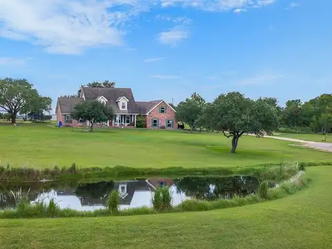 2040 West Guenther Lane, La Grange, TX 78945