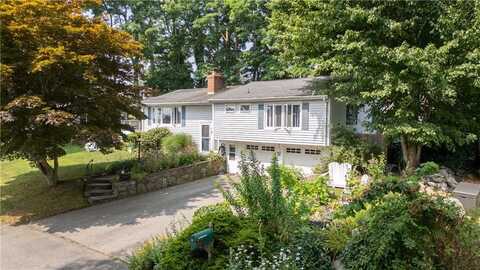30 Johnnycake Lane, Portsmouth, RI 02871