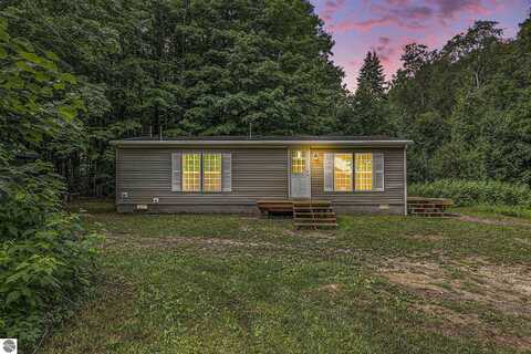 7121 N Maple Valley Drive, Kalkaska, MI 49646