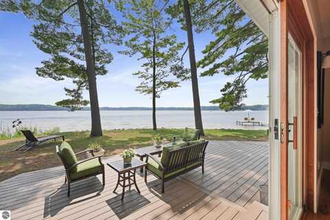 620 Lakewood Road, Traverse City, MI 49685