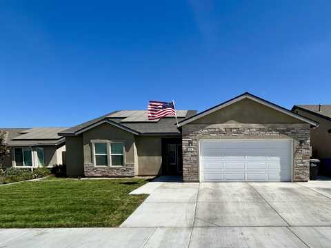 634 W Red Oak Avenue, Porterville, CA 93257