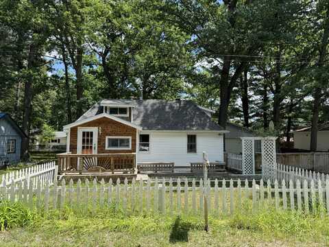 605 Cedar Avenue, Houghton Lake, MI 48629
