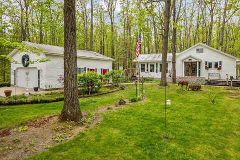 7106 Douglas Lake Road, Johannesburg, MI 49751