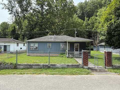 66 Central Street, OCEANA, WV 24870