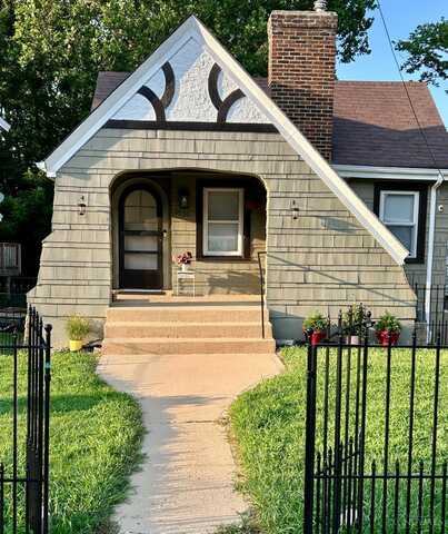 2930 Mignon Avenue, Cincinnati, OH 45211