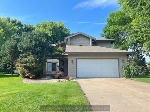 602 Dockside Cv, Hastings, NE 68901