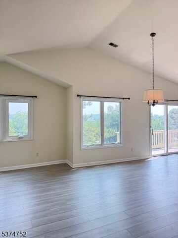 60 Augusta Dr, Clinton, NJ 08801