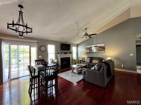 71 Hillsborough Avenue, Glen Carbon, IL 62034