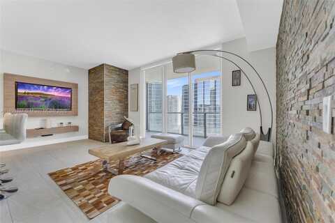 1300 Brickell Bay Dr, Miami, FL 33131