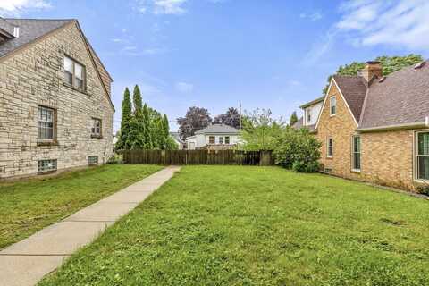 2407 S 79th St, West Allis, WI 53219