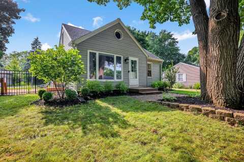 1745 N 118th St, Wauwatosa, WI 53226