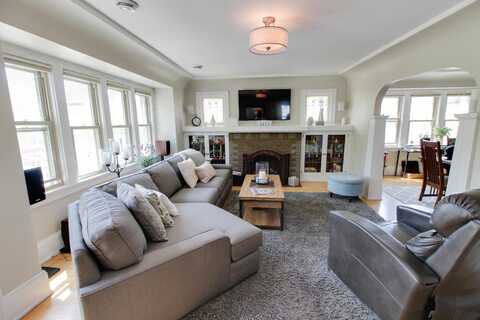 1623 N Astor St, Milwaukee, WI 53202