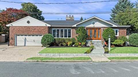 8 Trager Rd, Marblehead, MA 01945