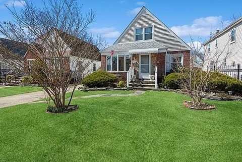 82-18 265th St, Floral Park, NY 11004