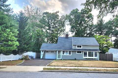 18 Bamboo Lane, Hicksville, NY 11801