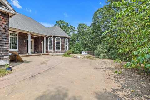 138 Maggie Drive, East Quogue, NY 11942
