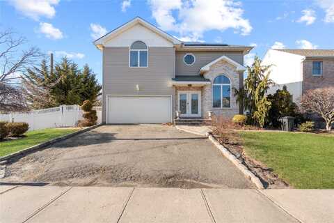 19 Howard Court, Plainview, NY 11803
