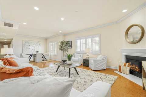 11923 Darlington Avenue, Los Angeles, CA 90049
