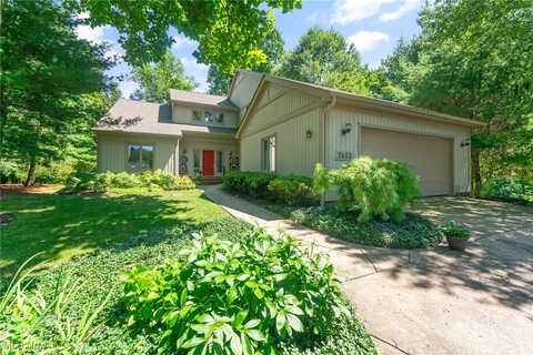 2453 Ridgeview Lane, Poland, OH 44514