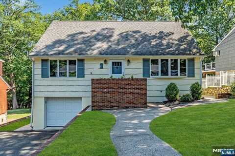 29 Manito Avenue, Oakland, NJ 07436