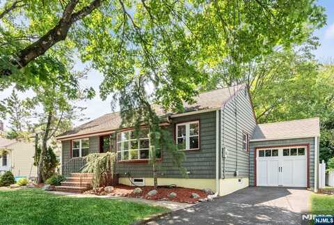 27 Kennedy Drive, Waldwick, NJ 07463