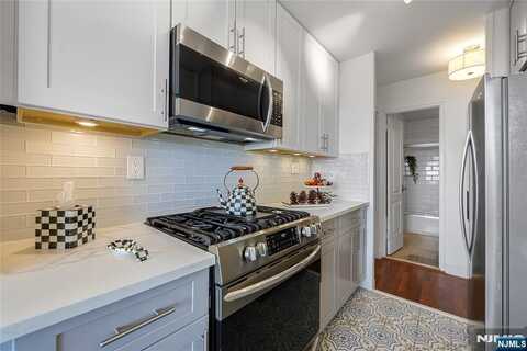 2077 Center Avenue 19C, Fort Lee, NJ 07024