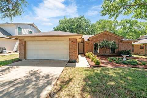 703 Creekside Drive, Euless, TX 76040