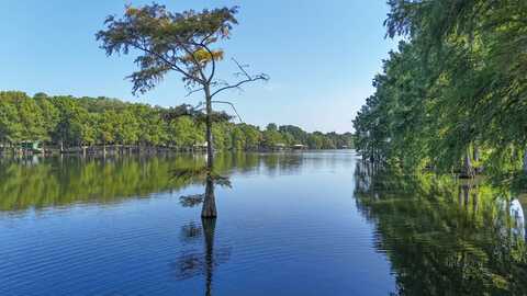 553 Davis Lake Rd., Columbia, LA 71418