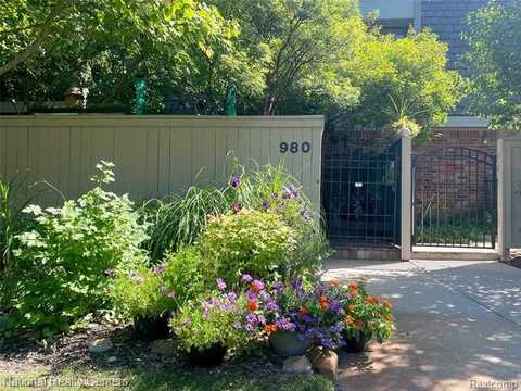 980 Stratford Lane E, Bloomfield Hills, MI 48304