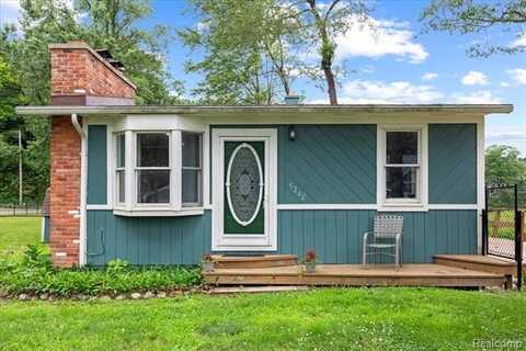 5246 Wayne Road, White Lake, MI 48383