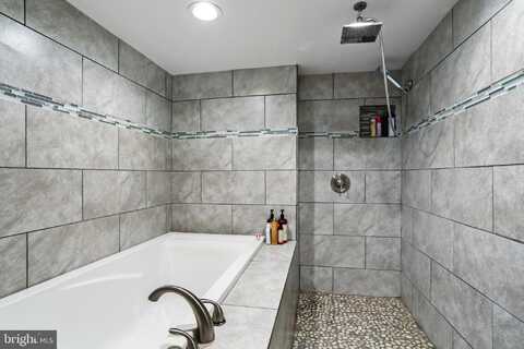 216 ENGLISH MUFFIN WAY, BERKELEY SPRINGS, WV 25411